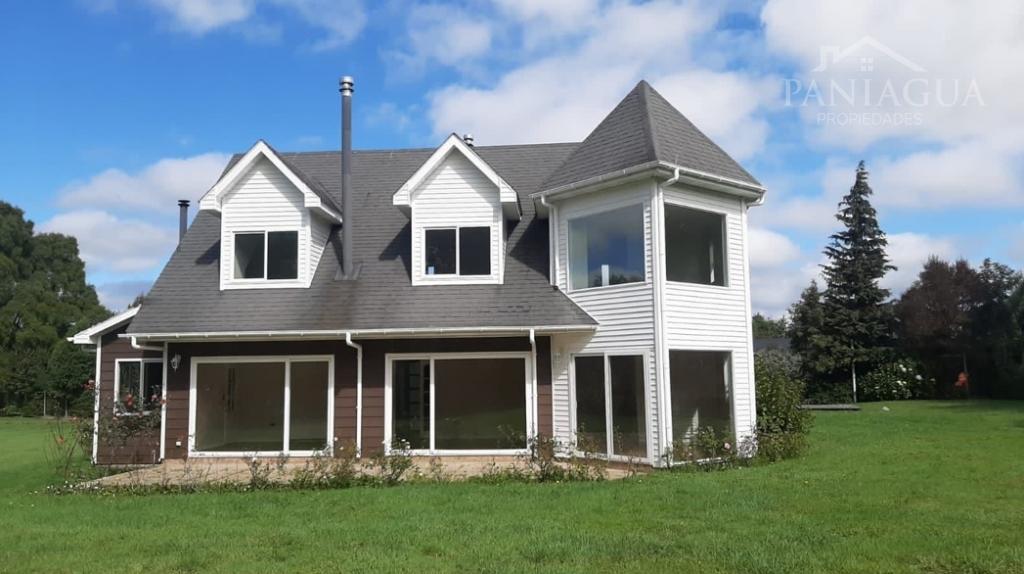 Gran casa en venta dentro de una parcela en Puerto Varas.