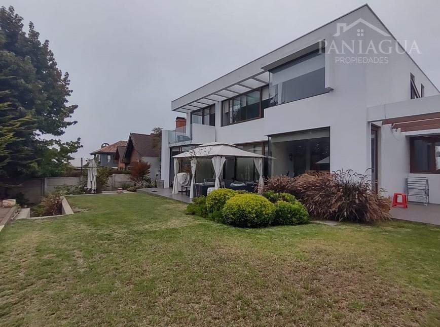 Gran casa en venta, sector residencial Pinares de Montemar en Concon.